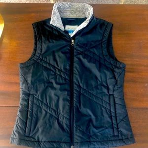 Beautiful Columbia vest w/ Sherpa collar fleece lined pockets. Flattering stitch